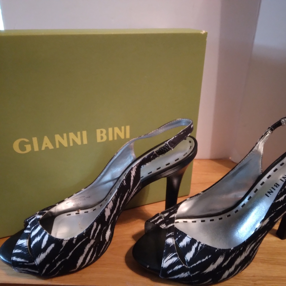 Gianni Bini Black & While Animal Print Womens Heels